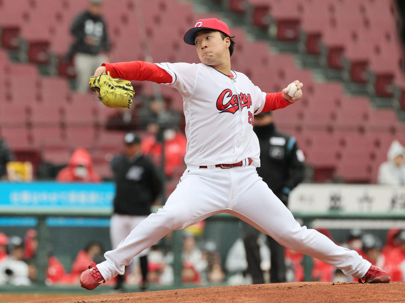 広島対ロッテ　広島先発、ドラフト2位の佐藤柳（撮影・加藤孝規）