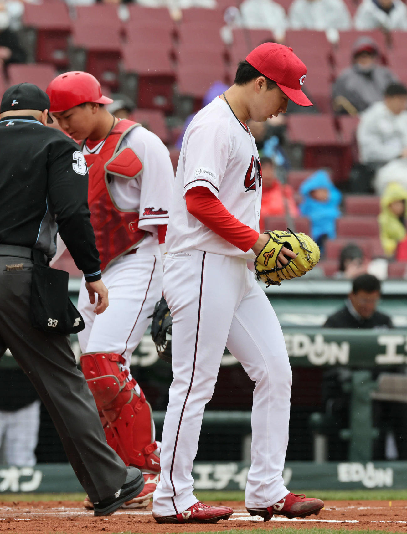 広島対ロッテ　1回表ロッテ2死一、二塁、西川に先制左適時打を浴びた佐藤柳。捕手は清水（撮影・加藤孝規）