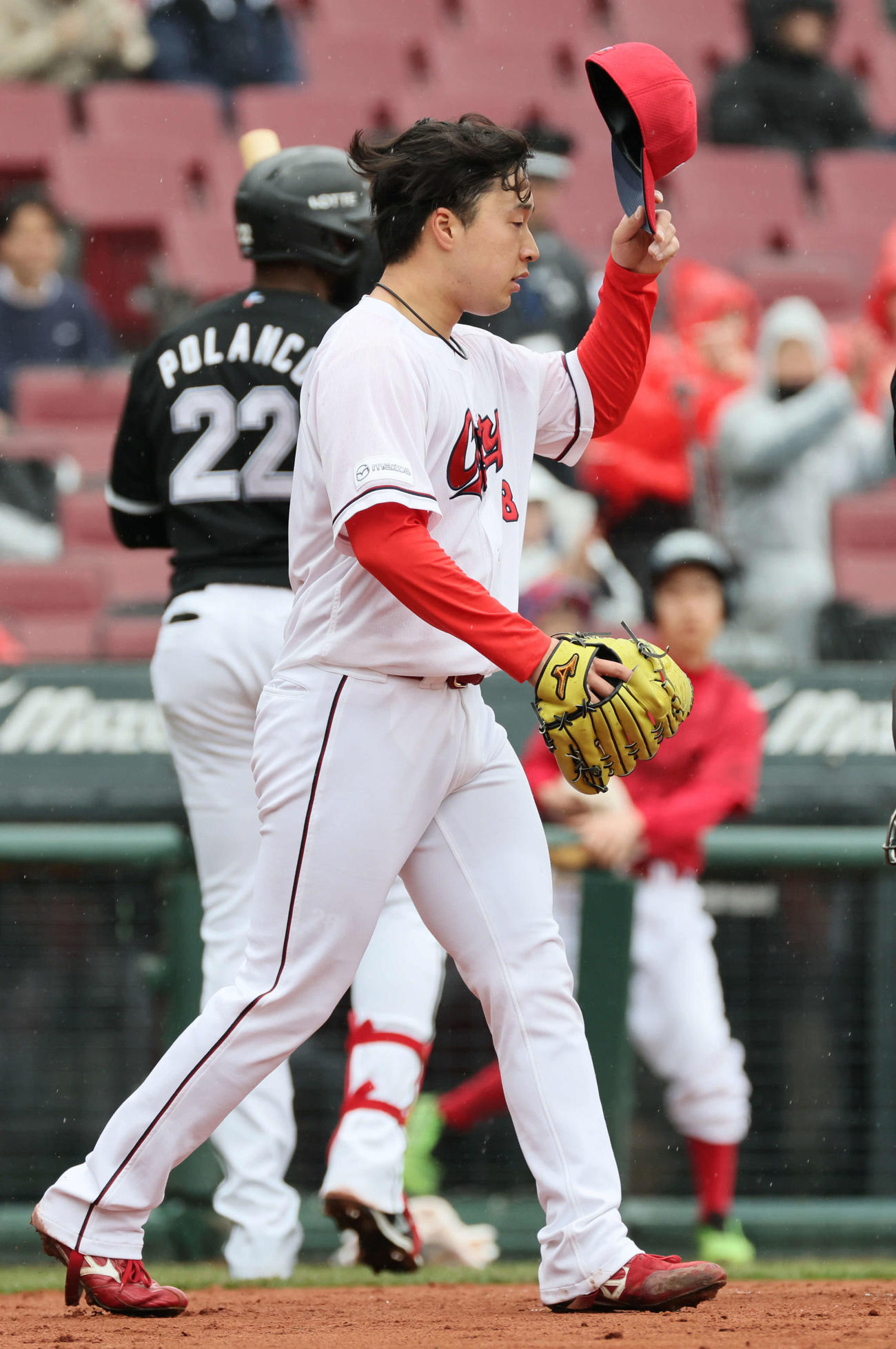 広島対ロッテ　2回表ロッテ2死二、三塁、ソトに2点適時打を浴びた佐藤柳（撮影・加藤孝規）