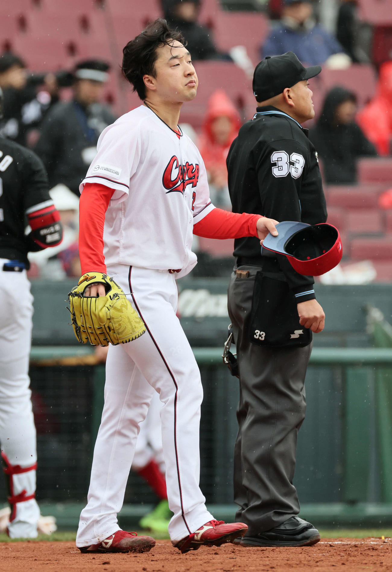 広島対ロッテ　2回表ロッテ2死二、三塁、ソトに2点適時打を浴びた佐藤柳（撮影・加藤孝規）