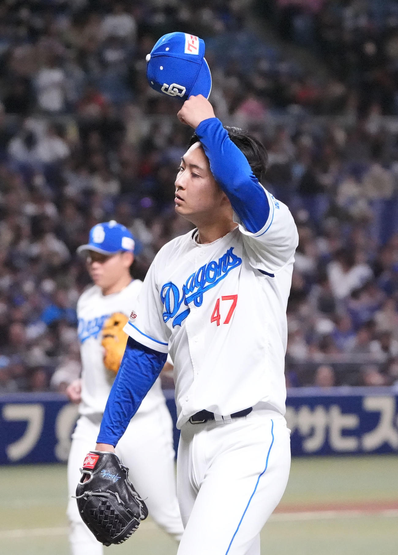 中日対西武　1回表終了、ベンチへ戻る吉田（撮影・森本幸一）