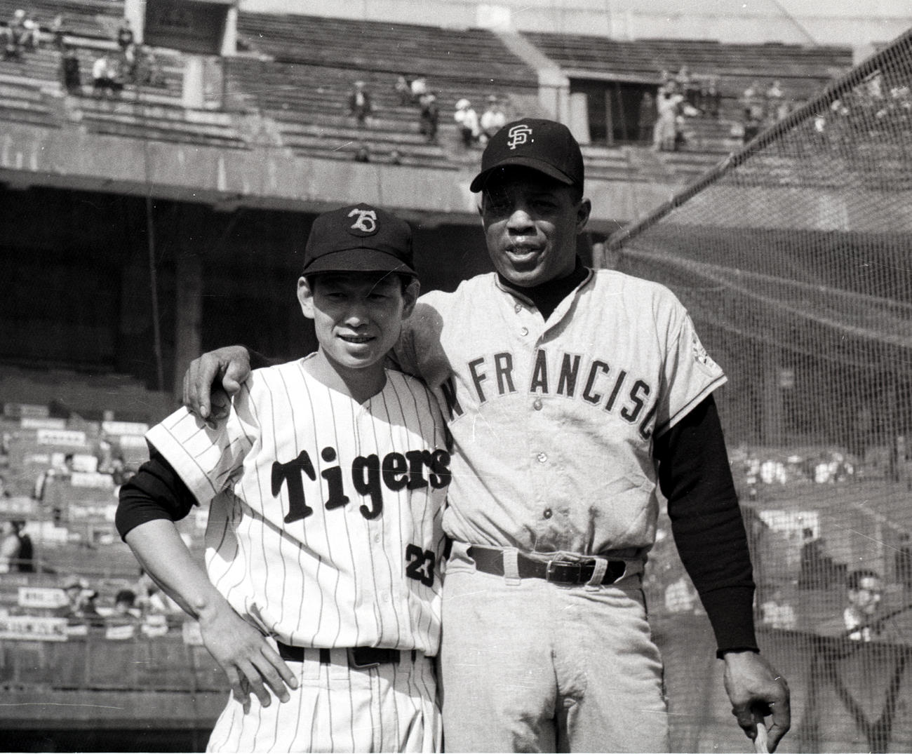 1960年日米野球　全日本対ジャイアンツ　試合前にウィリー・メイズ外野手（右）と写真に納まる阪神・吉田義男遊撃手