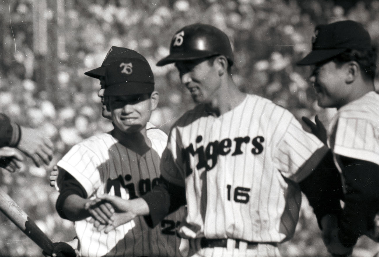 1960年日米野球　全日本対ジャイアンツ　ベンチ前で笑顔をみせる阪神・吉田義男遊撃手（左）と三宅秀史三塁手