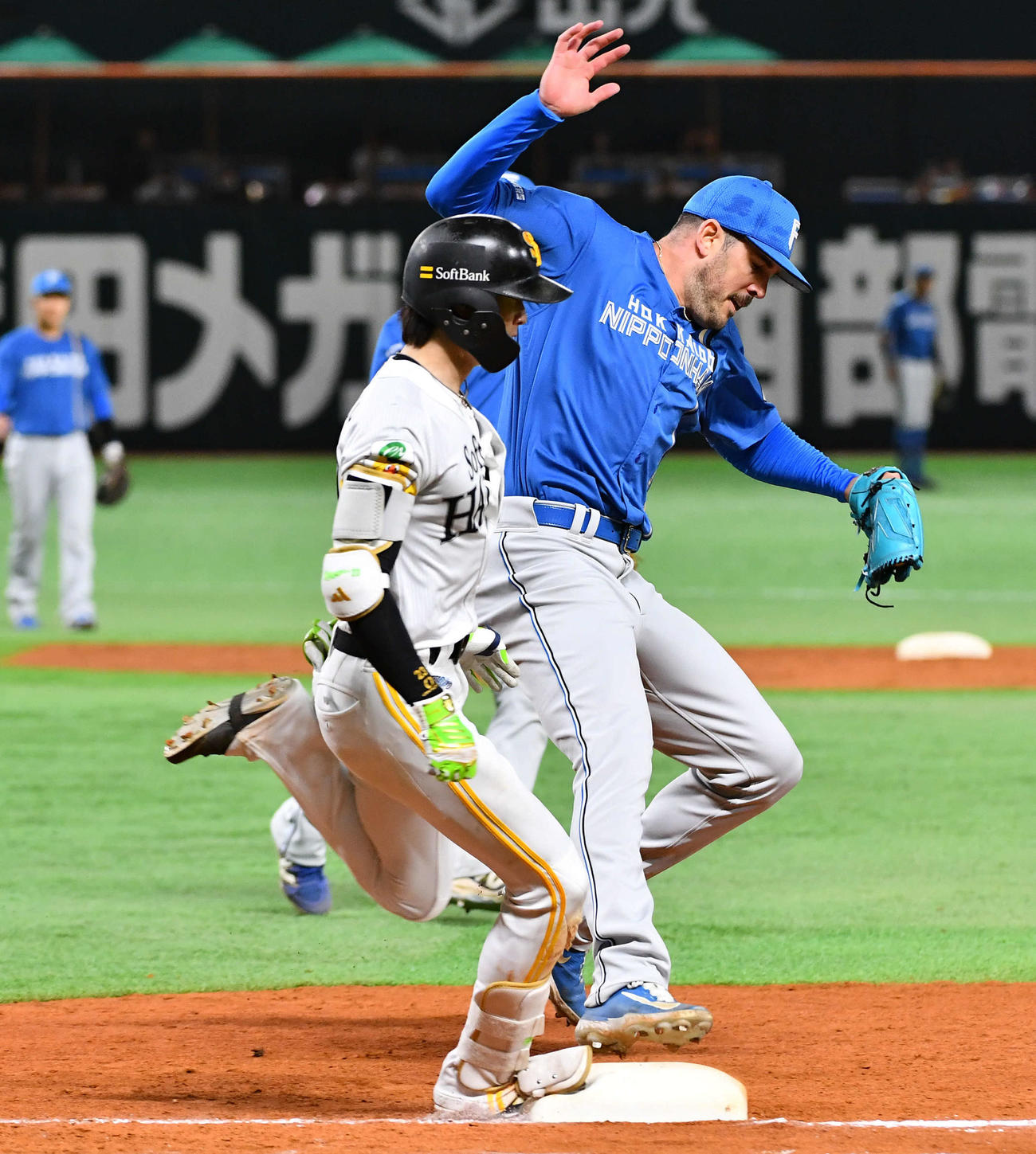 ソフトバンク対日本ハム　3回裏ソフトバンク無死、一塁への内野安打で出塁する周東（左）。右はバーヘイゲン（撮影・岩下翔太）