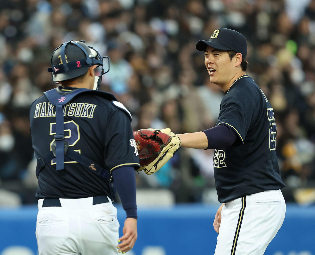 ヤクルト対オリックス　6回裏を抑え、若月（左）とタッチを交わす九里（撮影・河田真司）