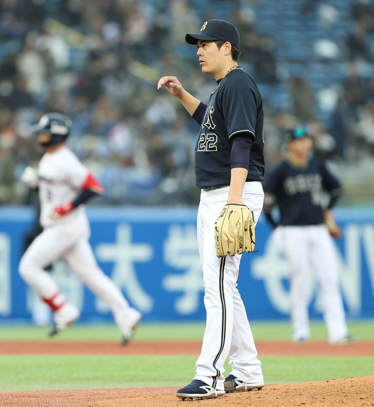 ヤクルト対オリックス　6回裏ヤクルト無死、塩見に左越えソロ本塁打を浴びる九里（撮影・河田真司）