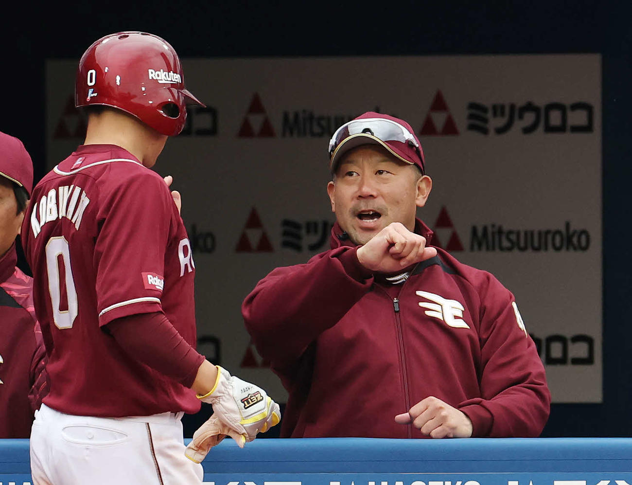 DeNA対楽天　6回表楽天2死満塁、鈴木大の右2点適時二塁打で生還した小深田（左）を迎える三木監督（撮影・宮地輝）