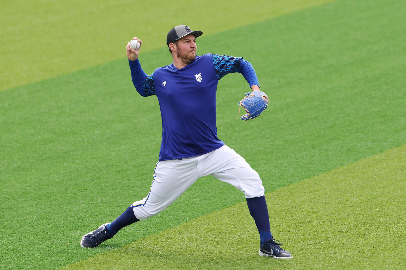 DeNA対楽天　試合前、キャッチボールするDeNAバウアー（撮影・宮地輝）