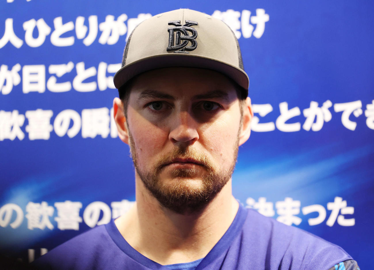 DeNA対楽天　試合前、記者の質問に答えるDeNAバウアー（撮影・宮地輝）
