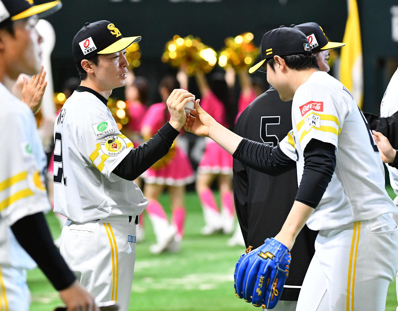 ソフトバンク対日本ハム　日本ハムに勝利し、松本裕（右）からウイニングボールを受け取るソフトバンク和田（撮影・岩下翔太）