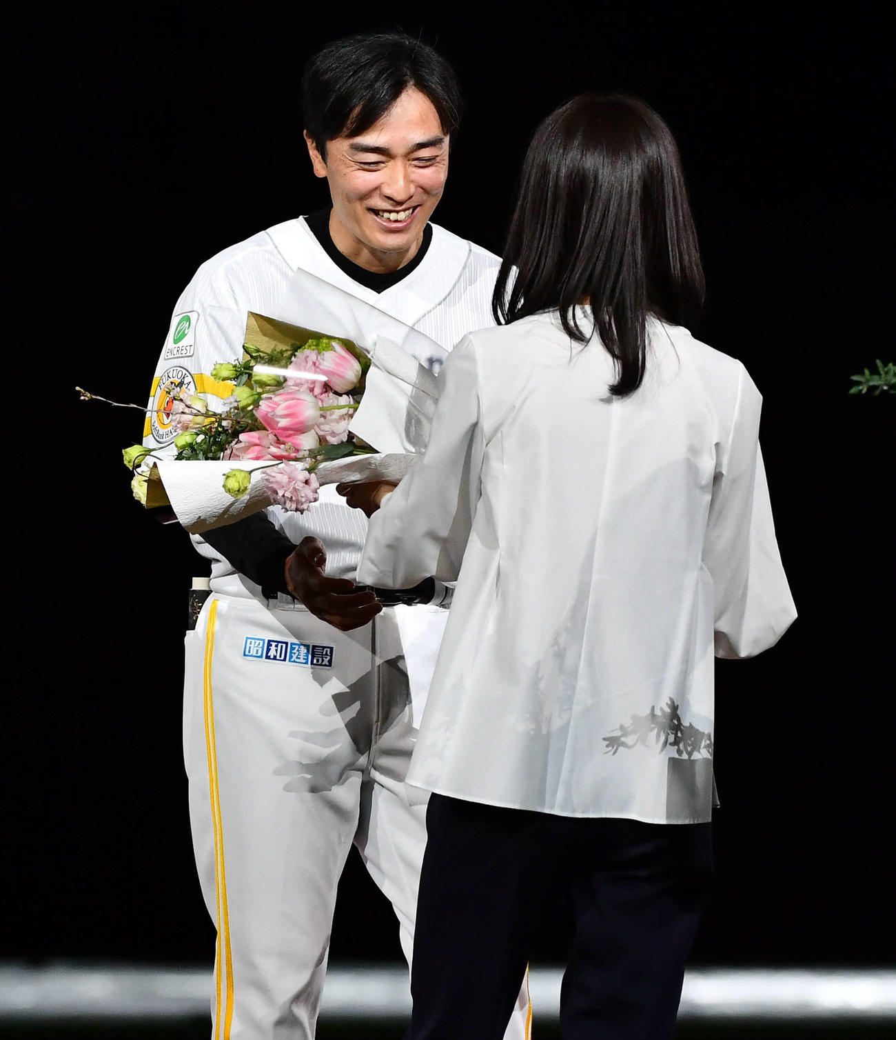 ソフトバンク対日本ハム　試合後に行われた引退セレモニーで可澄美夫人から花束を受け取るソフトバンク和田（撮影・岩下翔太）