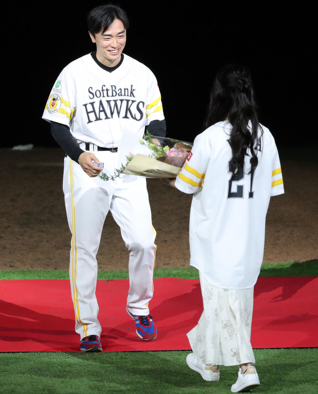 ソフトバンク対日本ハム　試合後に行われた引退セレモニーで愛娘から花束を受け取り、笑顔を見せるソフトバンク和田（撮影・梅根麻紀）