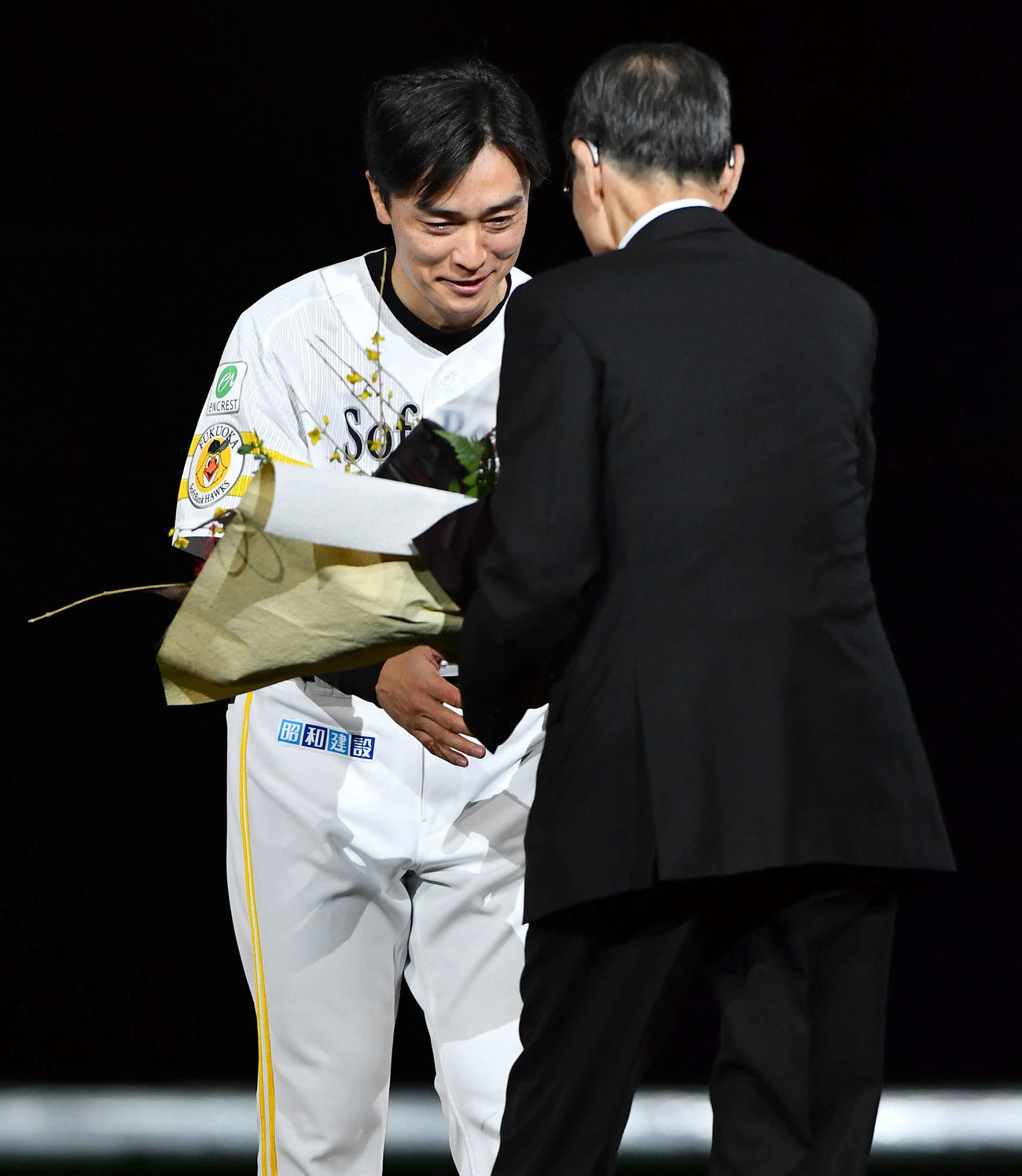 ソフトバンク対日本ハム　試合後に行われた引退セレモニーで王球団会長（右）から花束を贈られるソフトバンク和田（撮影・岩下翔太）