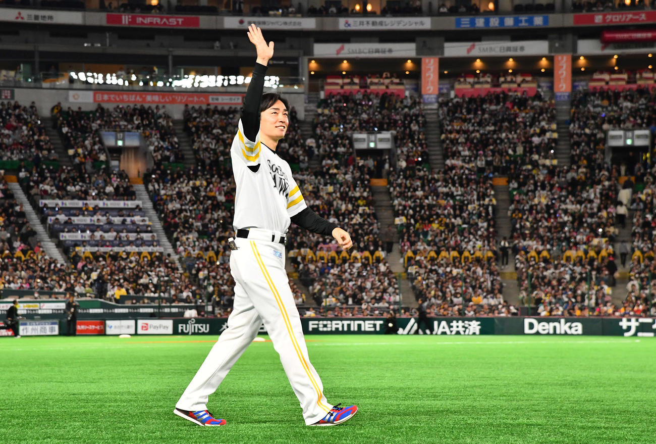 ソフトバンク対日本ハム　試合後に行われた引退セレモニーでファンに手を振りながら場内を一周するソフトバンク和田（撮影・岩下翔太）