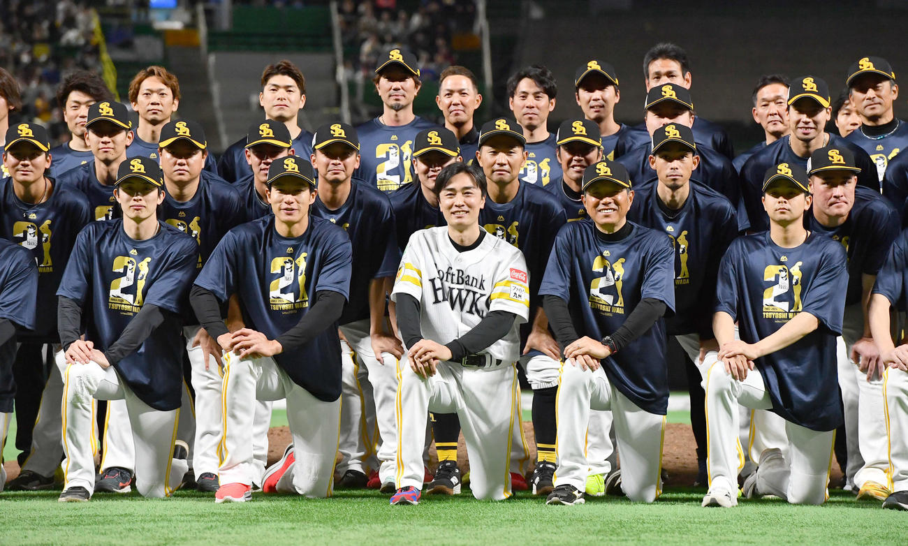 ソフトバンク対日本ハム　試合後に行われた引退セレモニーでソフトバンクナインと集合写真に納まる和田（撮影・岩下翔太）