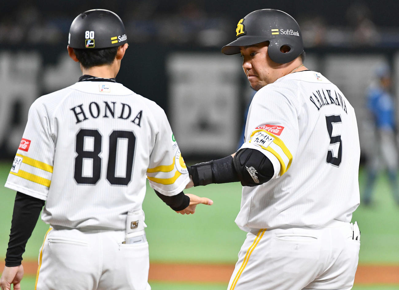 ソフトバンク対日本ハム　3回裏ソフトバンク2死二塁、左前適時打を放ち、本多コーチ（左）とタッチを交わす山川（撮影・岩下翔太）