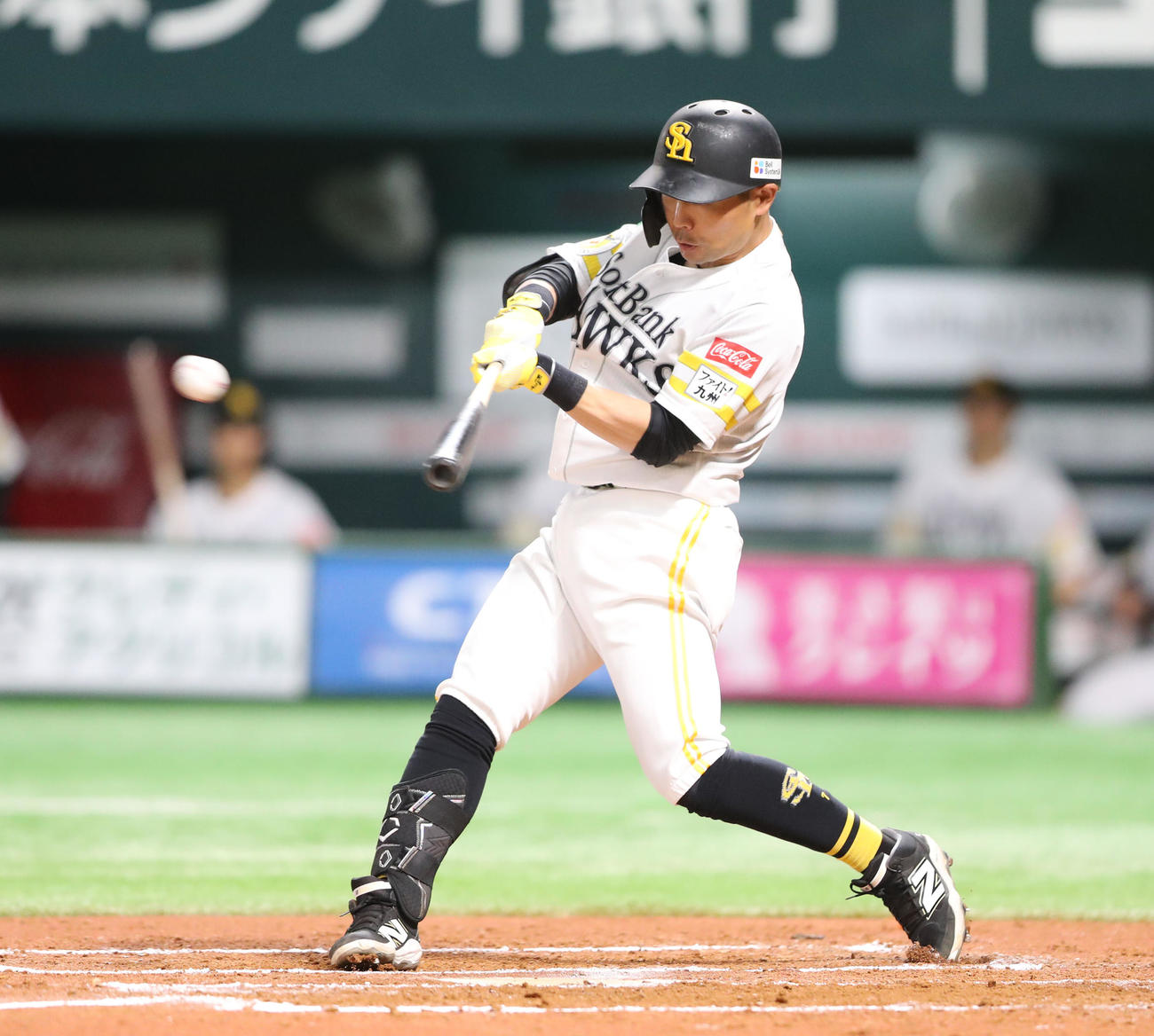 ソフトバンク対日本ハム　6回裏ソフトバンク1死満塁、中村は中前に同点適時打を放つ（撮影・梅根麻紀）