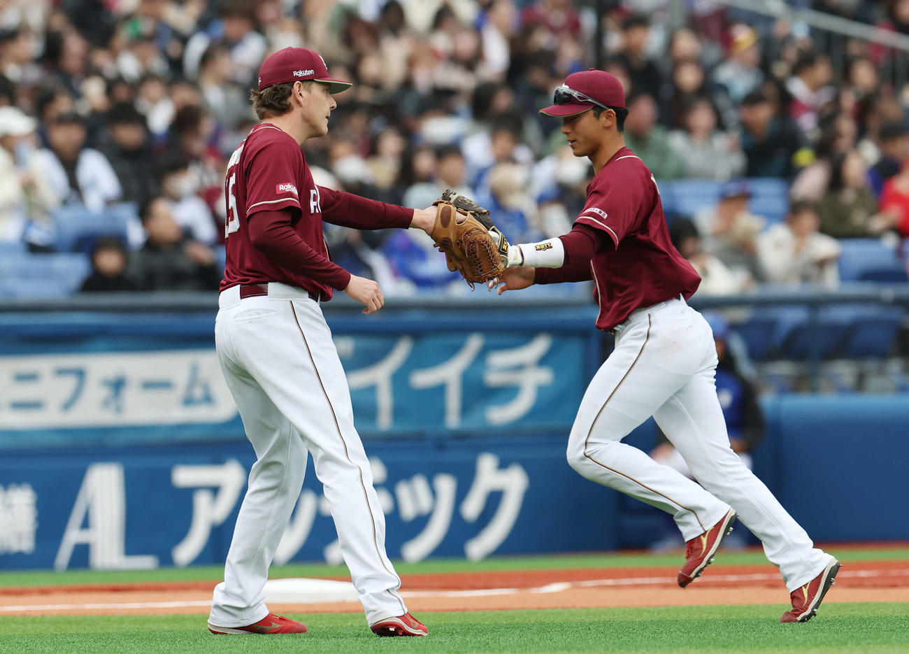 DeNA対楽天　1回裏DeNA1死一塁、佐野を遊併殺打に仕留め宗山（右）とタッチするハワード（撮影・宮地輝）