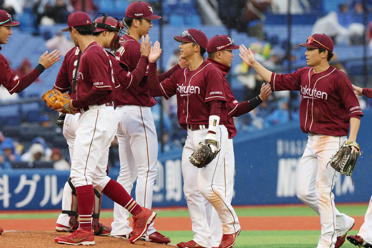 DeNA対楽天　勝利のタッチを交わす楽天宗山（中央）ら選手たち（撮影・宮地輝）