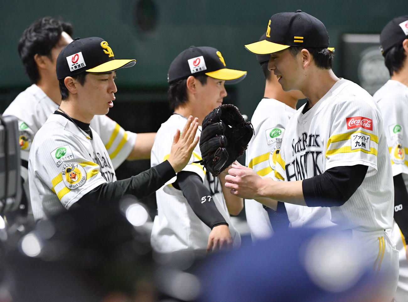 ソフトバンク対日本ハム　5回表を3者凡退に抑えた大関（右）とベンチ前でタッチを交わす和田（撮影・岩下翔太）