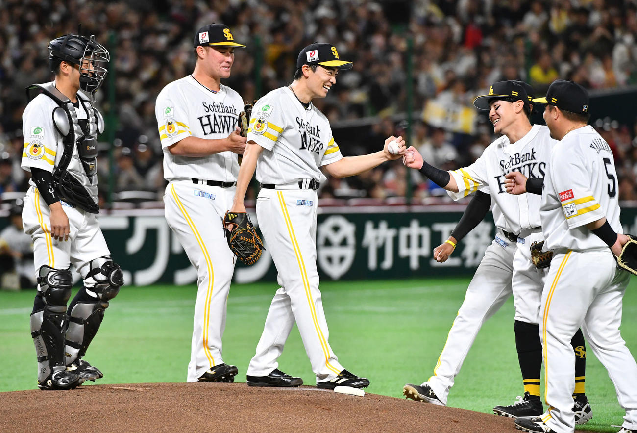 ソフトバンク対日本ハム　1回表日本ハム無死、引退登板で清宮幸を空振り三振に抑え、マウンドで牧原大（右から2人目）らナインと笑顔でタッチを交わす和田（撮影・岩下翔太）