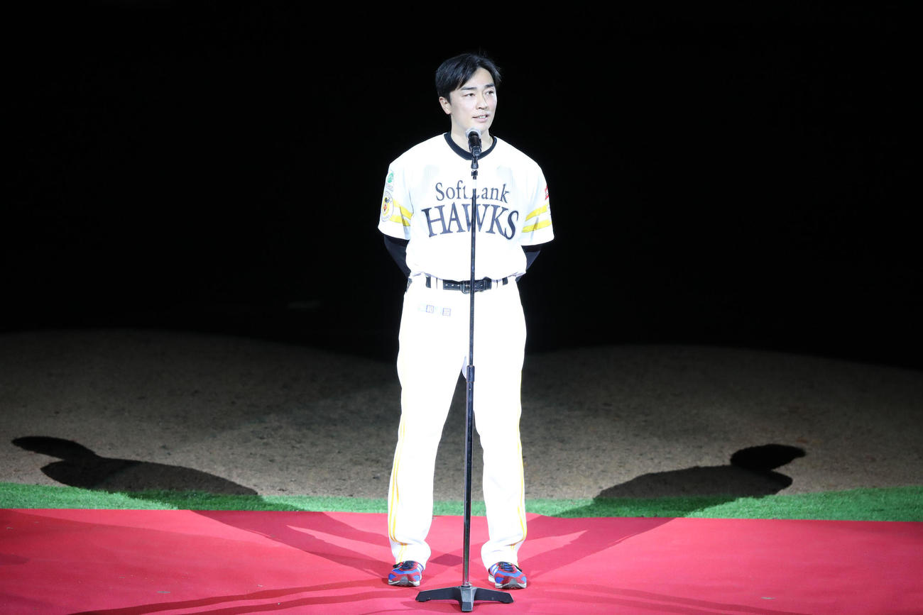 ソフトバンク対日本ハム　引退セレモニーであいさつする和田（撮影・梅根麻紀）