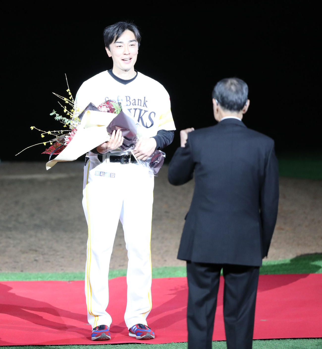 ソフトバンク対日本ハム　引退セレモニーで王球団会長から花束を贈られる和田（撮影・梅根麻紀）