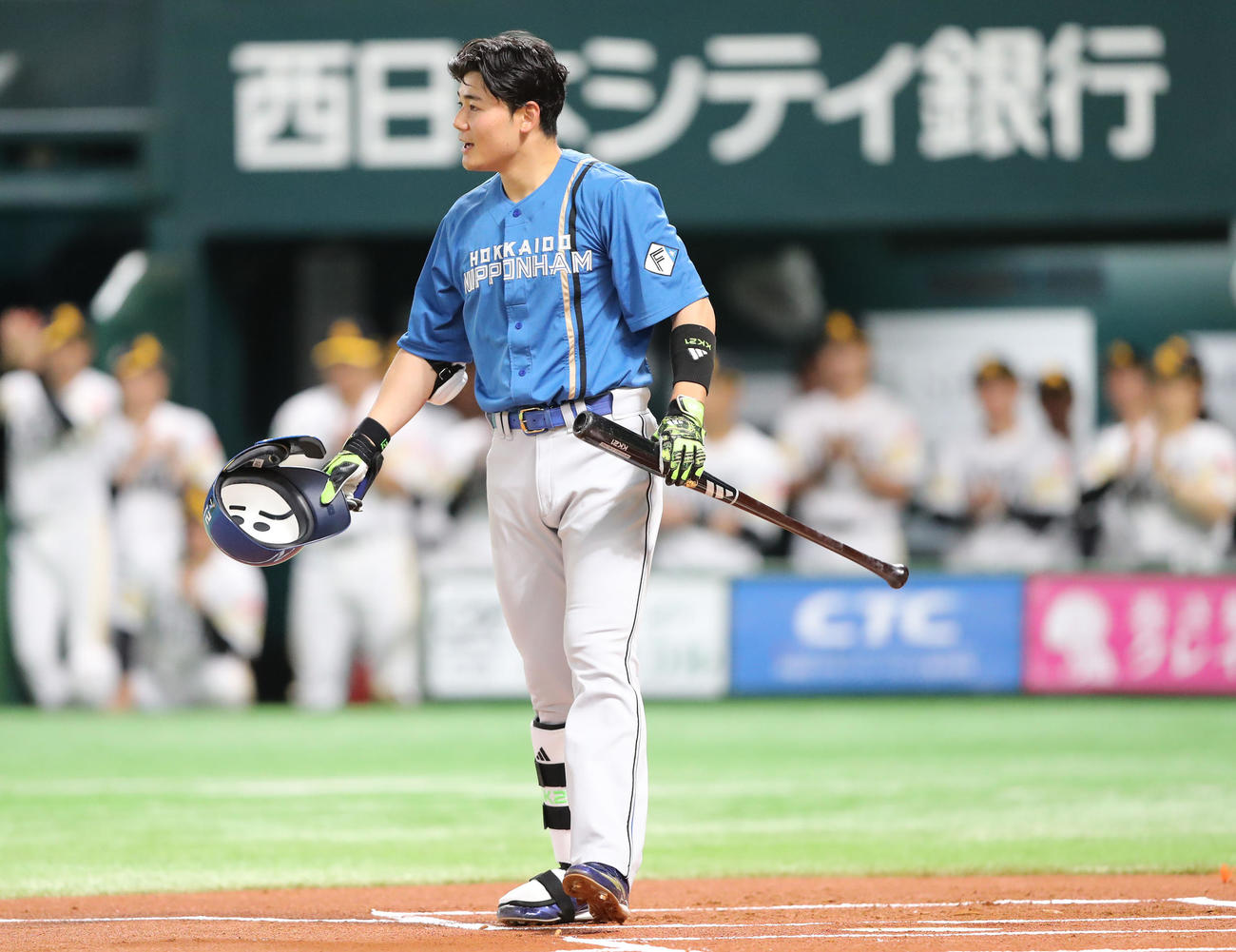 ソフトバンク対日本ハム　1回表日本ハム無死、清宮は空振りの三振、マウンドの和田にあいさつ（撮影・梅根麻紀）