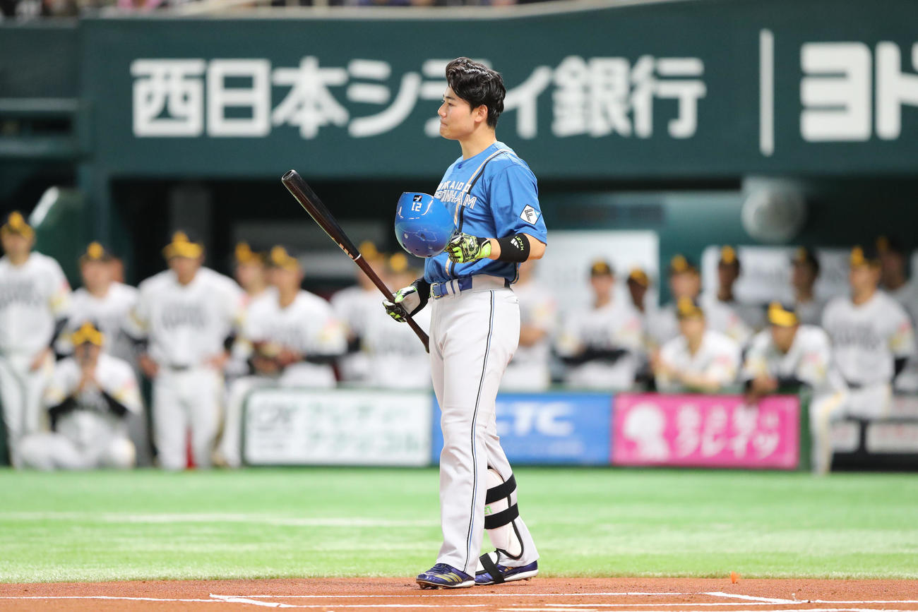 ソフトバンク対日本ハム　1回表日本ハム無死、清宮は空振りの三振、マウンドの和田にあいさつ（撮影・梅根麻紀）