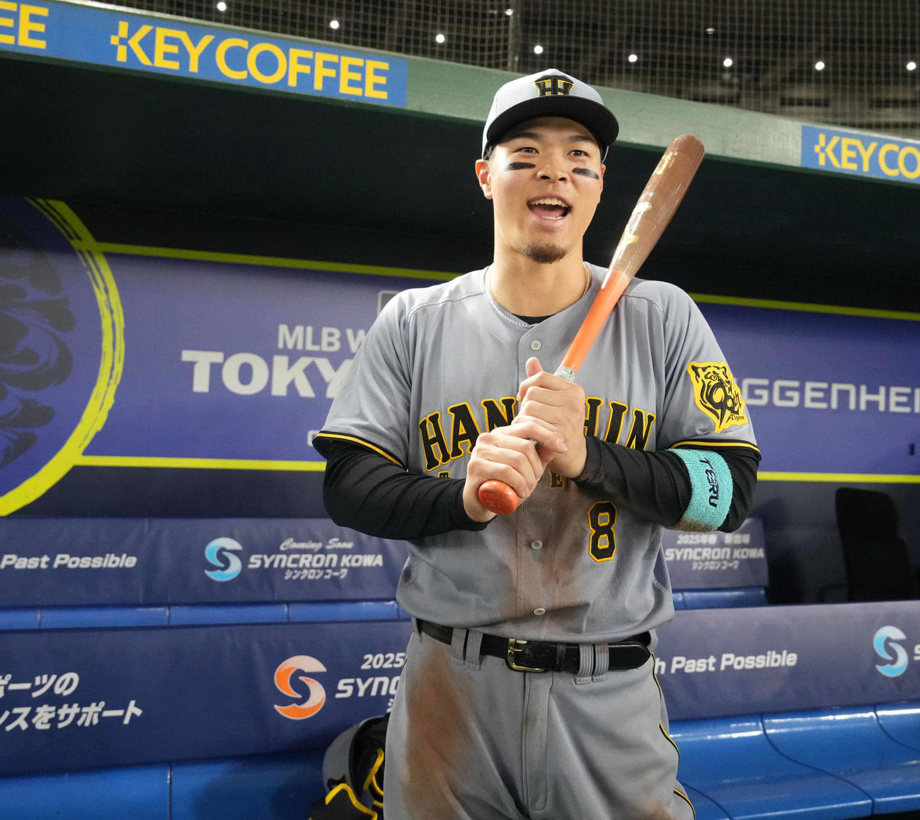 阪神対カブス　ヒーローインタビューを終えベンチ前でポーズを決める阪神佐藤輝（撮影・小沢裕）