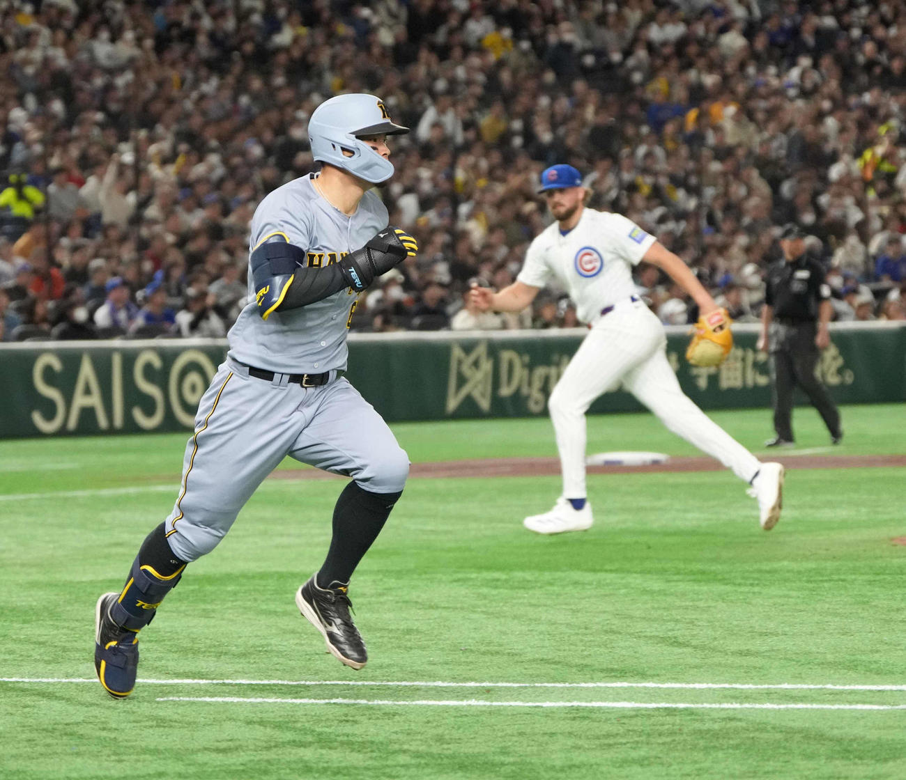 阪神対カブス　5回裏阪神1死一、二塁、佐藤輝は右適時打を放つ（撮影・小沢裕）