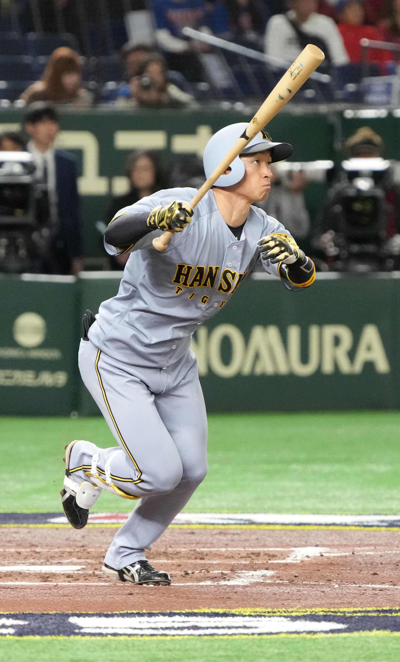 阪神対カブス　3回裏阪神2死三塁、近本は先制の右適時二塁打を放つ（撮影・小沢裕）
