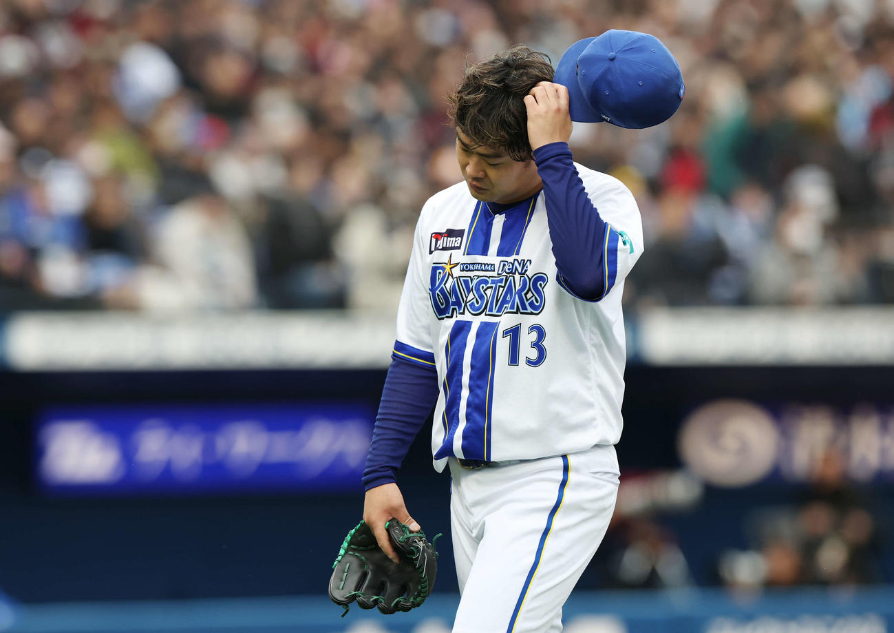 DeNA対楽天　6回表を終え厳しい表情でベンチに下がるDeNA伊勢（撮影・宮地輝）