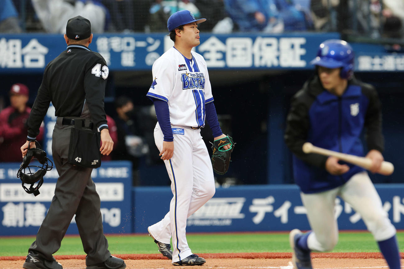 DeNA対楽天　7回表楽天2死一塁、小深田に右適時二塁打を浴びた伊勢（撮影・宮地輝）