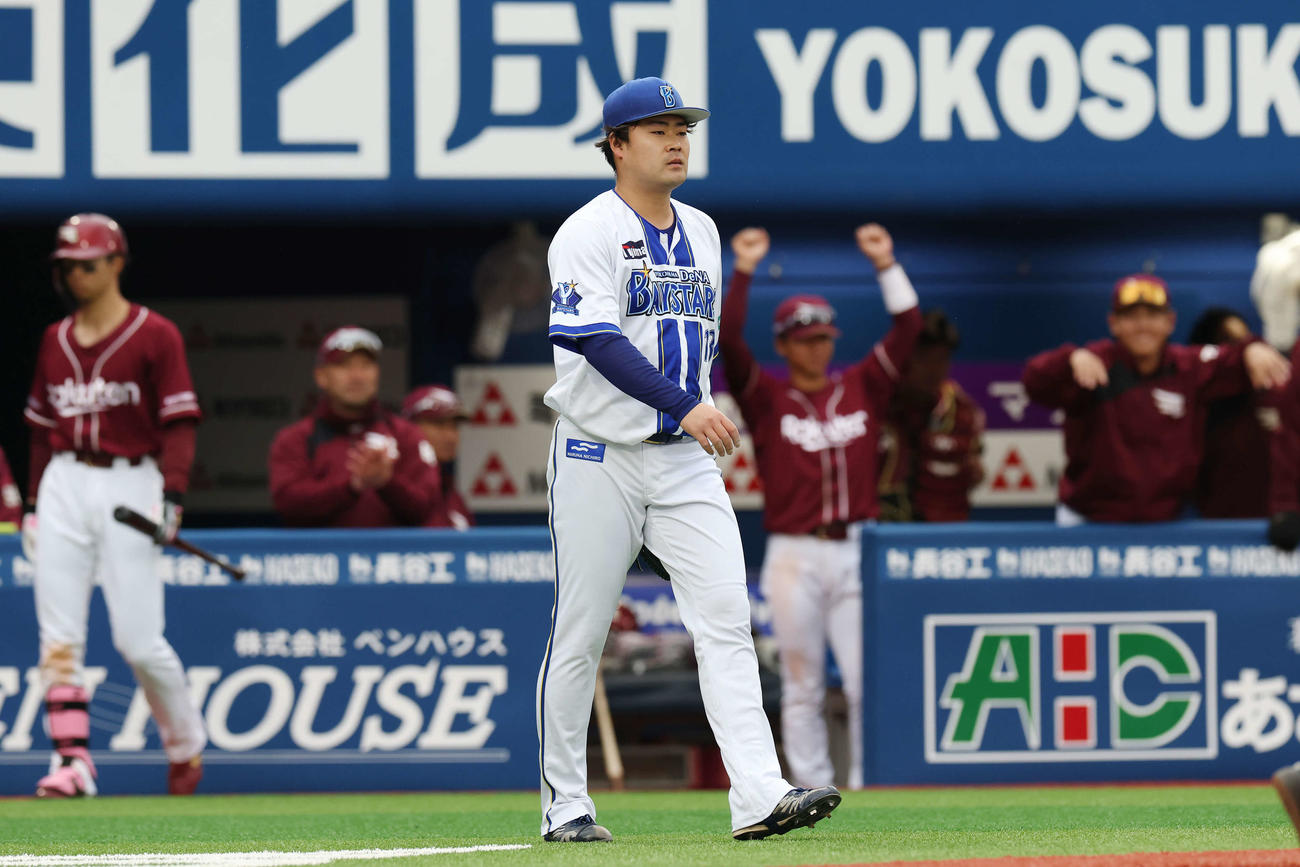 DeNA対楽天　6回表楽天2死満塁、鈴木大に右2点適時二塁打を浴びた伊勢（撮影・宮地輝）