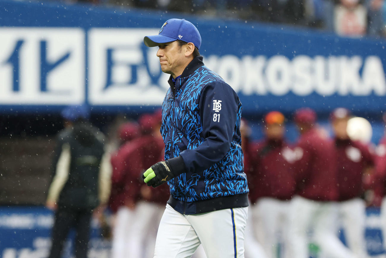 DeNA対楽天　敗れて厳しい表情で引き揚げるDeNA三浦監督（撮影・宮地輝）