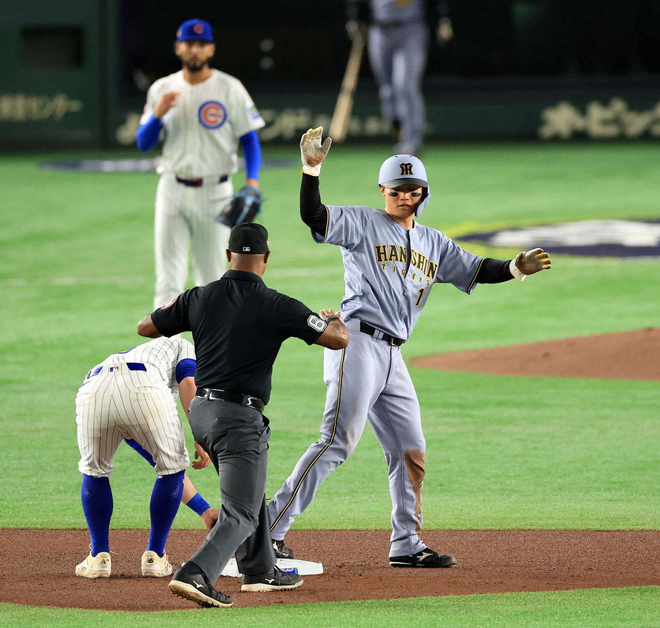 阪神対カブス　4回裏阪神無死一塁、森下は二塁盗塁を決める（撮影・浅見桂子）