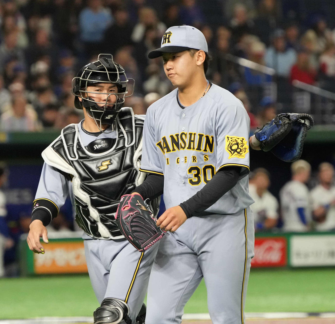 阪神対カブス　1回を3者凡退に仕留めた阪神先発の門別は梅野（右）に背中をやさしくたたかれる（撮影・小沢裕）