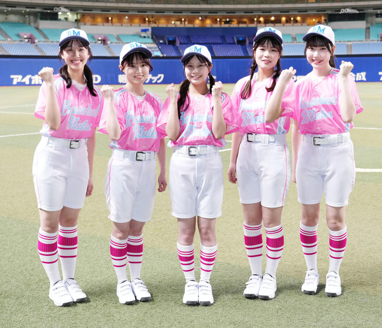 中日対西武　試合後、お披露目されたベースボールメイツ2025（左から）MIKO、NANA、HASUKI、MIKOTO、RURI（撮影・森本幸一）
