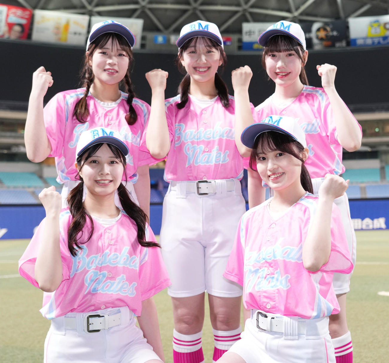 中日対西武　試合後、お披露目されたベースボールメイツ2025（前列・左から）HASUKI、NANA（後列・左から）MIKOTO、MIKO、RURI（撮影・森本幸一）