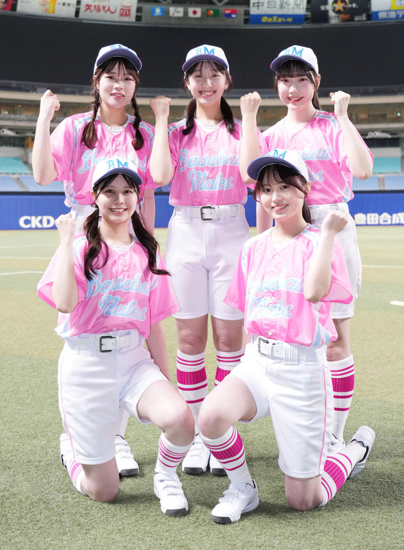 中日対西武　試合後、お披露目されたベースボールメイツ2025（前列・左から）HASUKI、NANA（後列・左から）MIKOTO、MIKO、RURI（撮影・森本幸一）