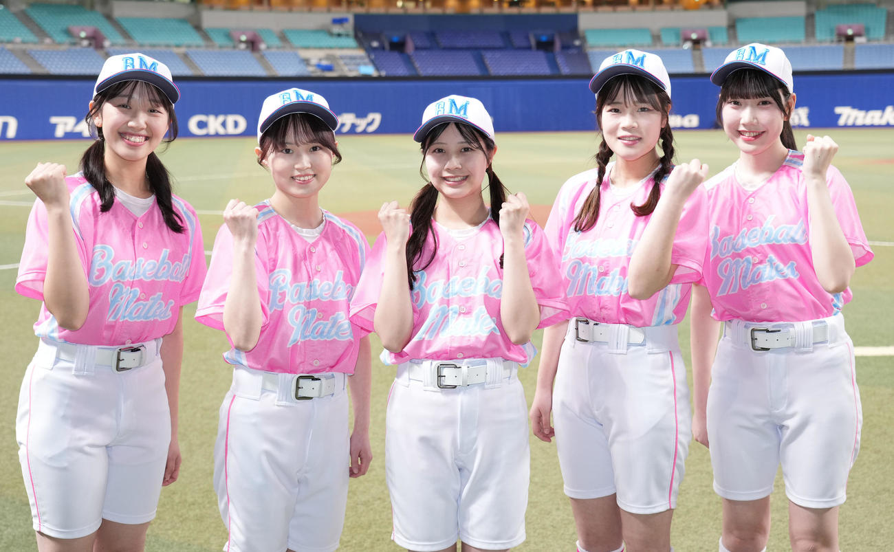 中日対西武　試合後、お披露目されたベースボールメイツ2025（左から）MIKO、NANA、HASUKI、MIKOTO、RURI（撮影・森本幸一）