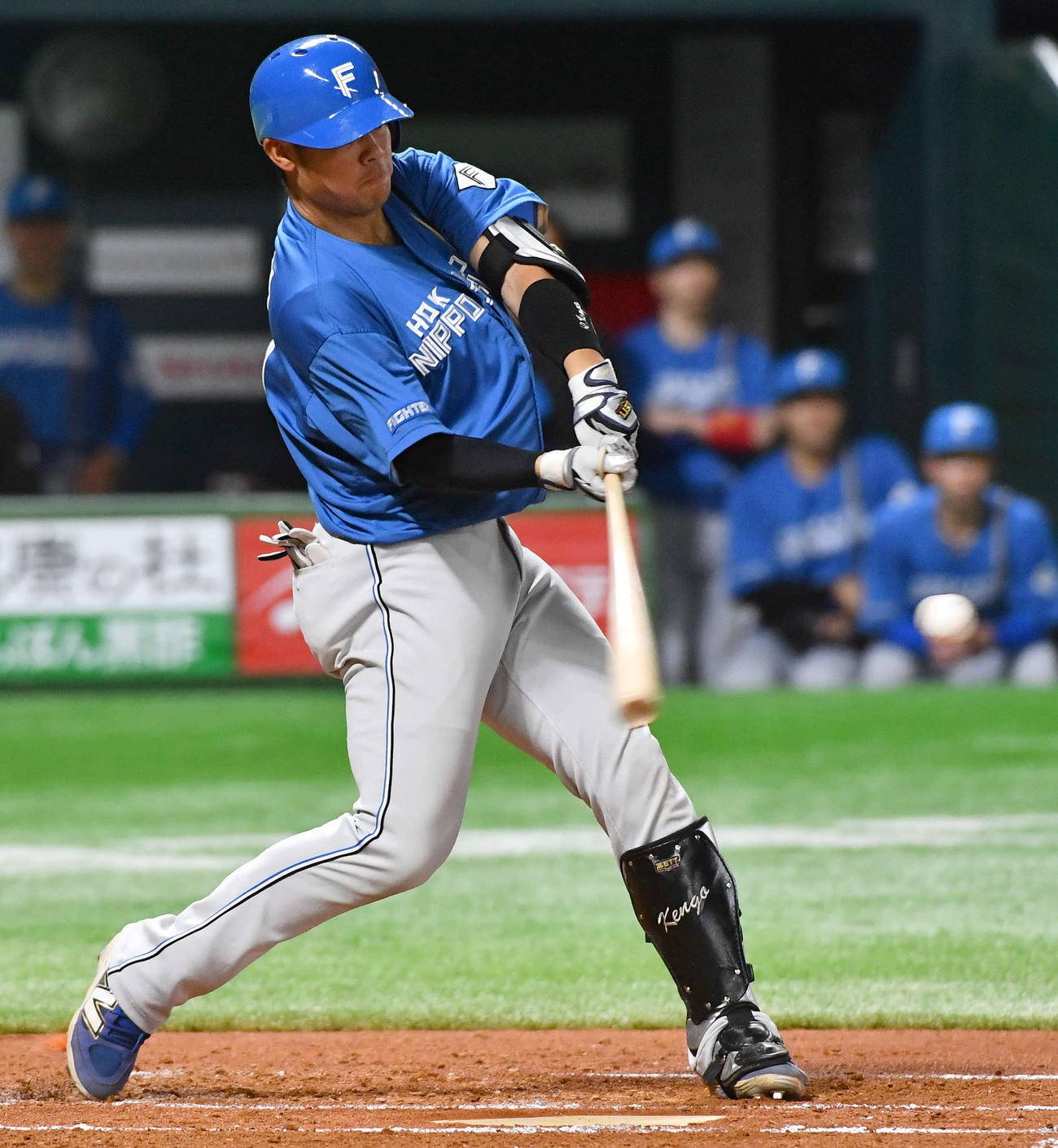 ソフトバンク対日本ハム　2回表日本ハム1死一塁、吉田は左二塁打を放つ（撮影・岩下翔太）