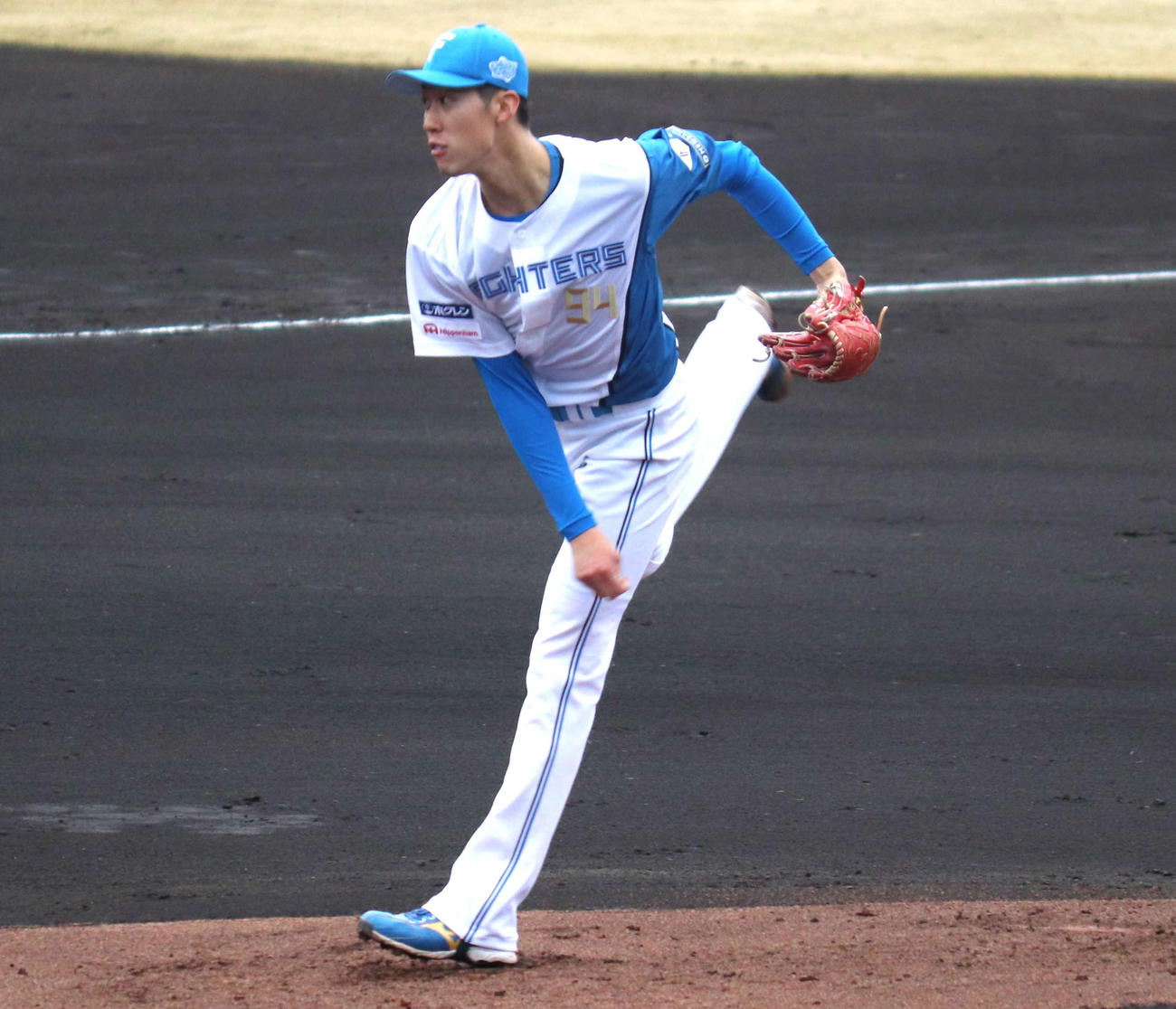 キャッチボールを行う日本ハムドラフト1位の柴田獅子（撮影・黒須亮）