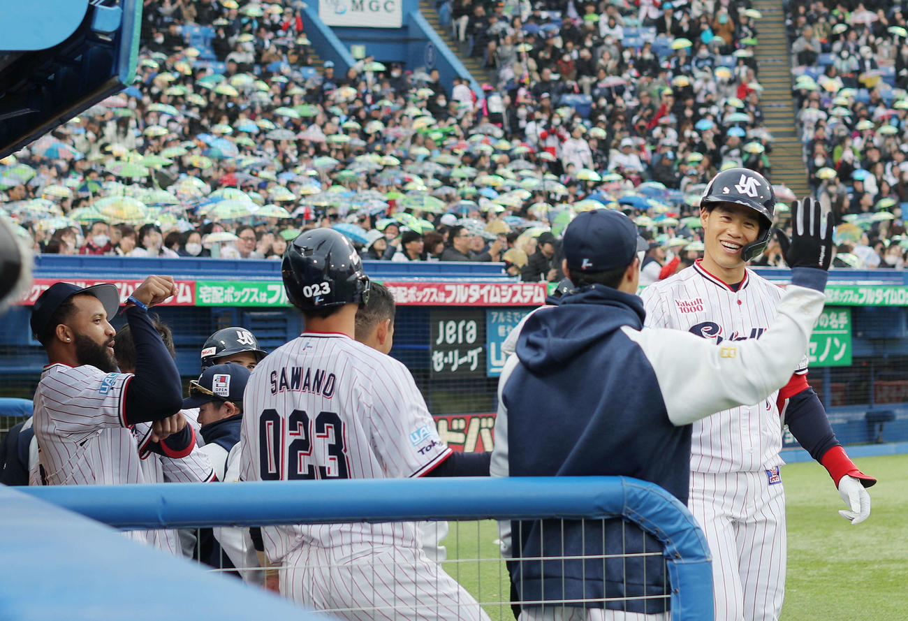 ヤクルト対オリックス　6回裏ヤクルト無死、左越えソロ本塁打で生還し、チームメートに迎えられる塩見（右）（撮影・河田真司）