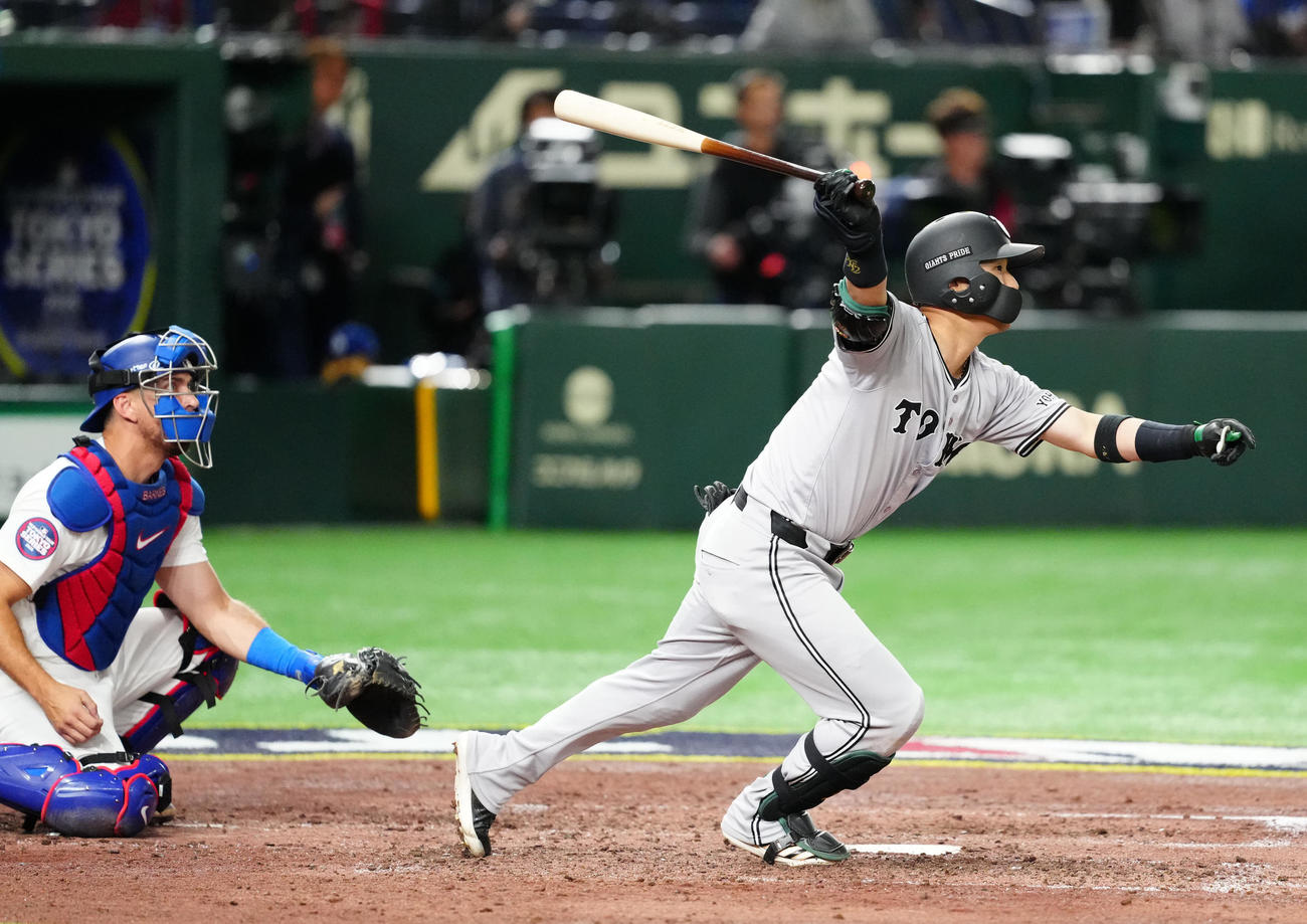 巨人対ドジャース　6回裏巨人2死一、二塁、適時打を放つ吉川（撮影・江口和貴）