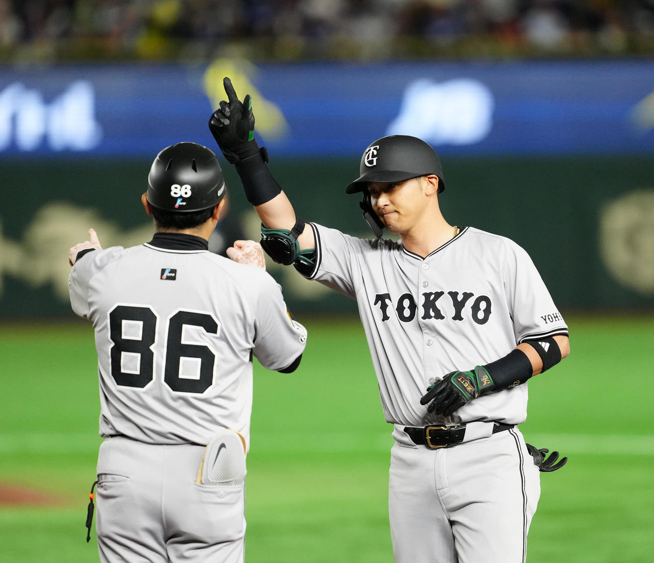 巨人対ドジャース　6回裏巨人2死一、二塁、適時打を放った吉川（右）（撮影・江口和貴）