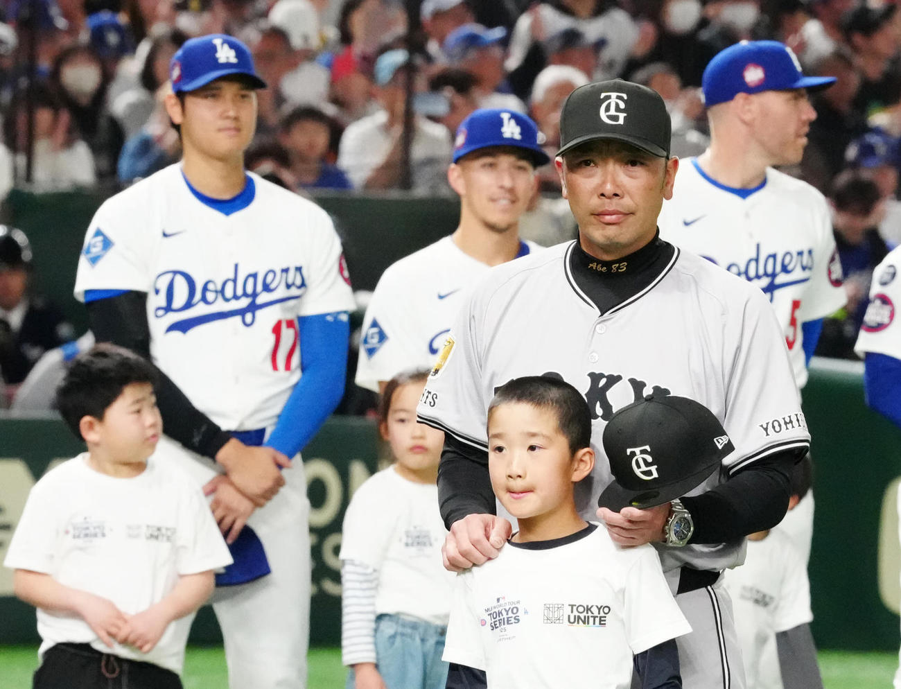 巨人対ドジャース　試合前のセレモニーで整列する巨人阿部監督（手前中央）。後方左から2人目はドジャース大谷（撮影・江口和貴）