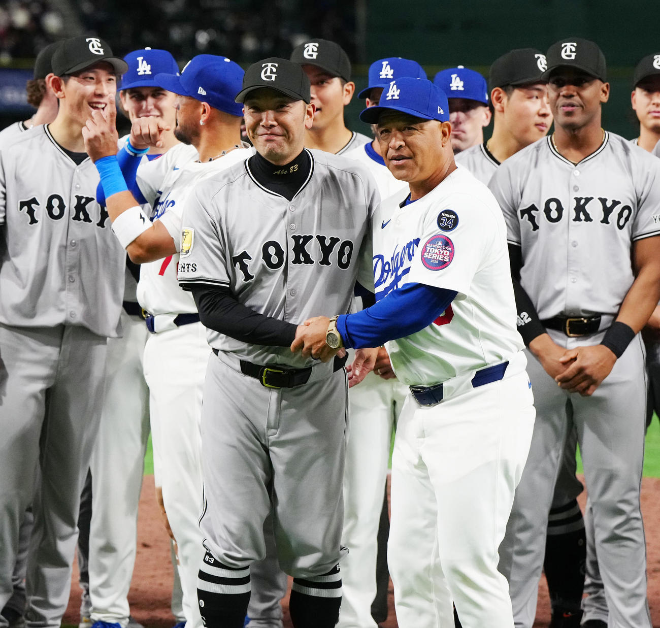 巨人対ドジャース　試合後、握手を交わす巨人阿部監督（手前左）とドジャース・ロバーツ監督（同右）（撮影・江口和貴）