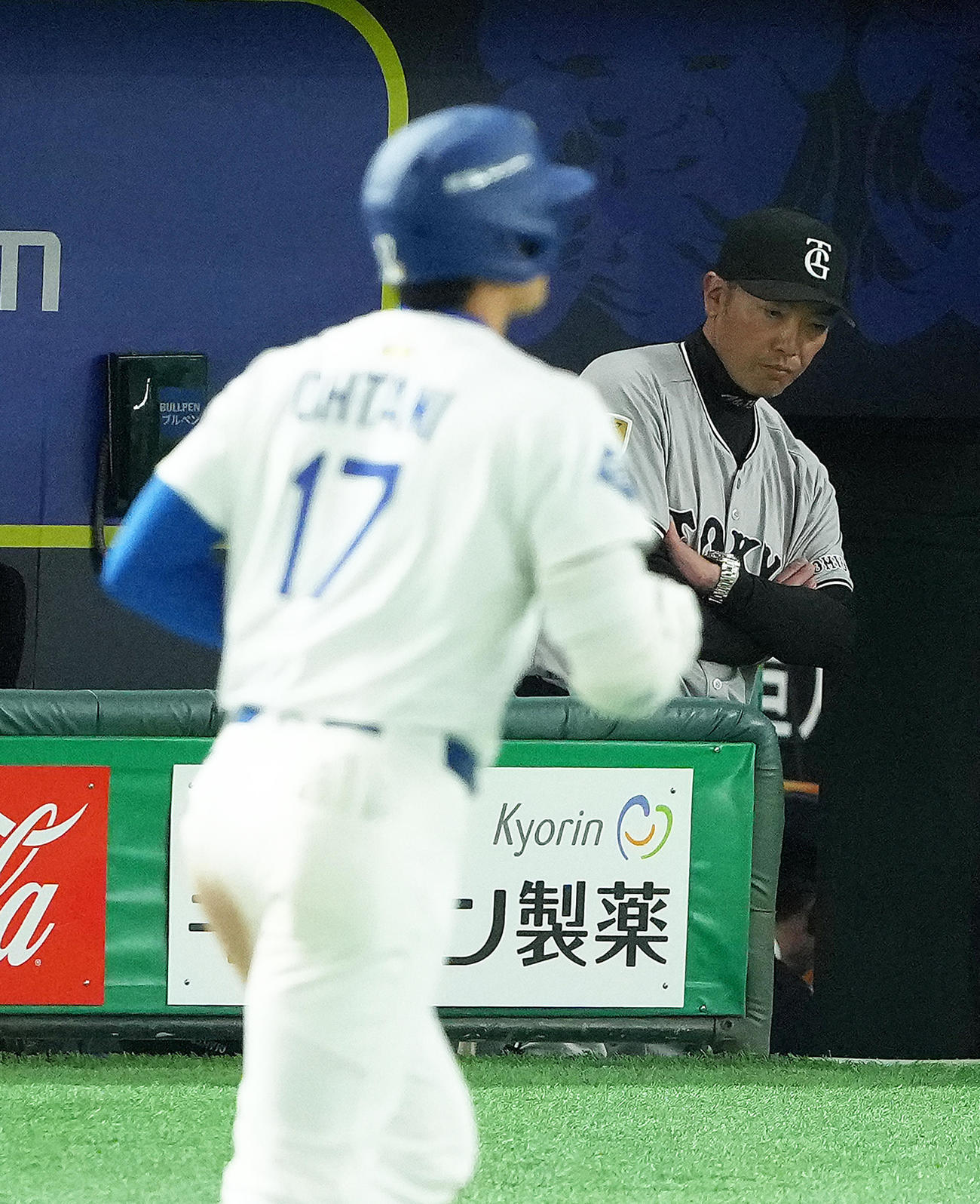 巨人対ドジャース　5回表ドジャース無死、二ゴロに倒れた大谷（手前）。右は巨人阿部監督（撮影・足立雅史）